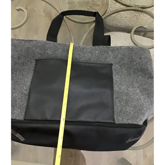 DSW GREY/BLACK TOTE TRAVEL BAG WITH BOTTOM ZIPPER COMPARTMENT AND OUTSIDE POCKET - Picture 3 of 6